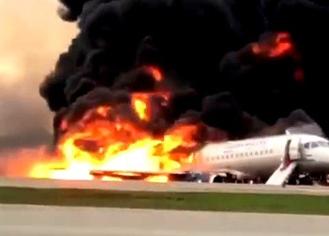 41 bojāgājušais un daudz ievainoto. Neticami, bet Maskavas Šeremetjevas lidostā atklāti degošu aviolaineri nesagaida pat ugunsdzēsēji (Bilde 1)