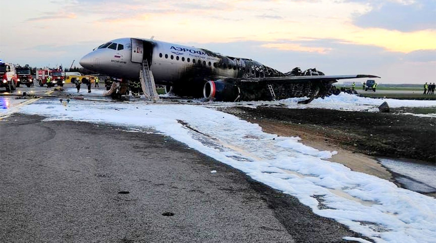 41 bojāgājušais un daudz ievainoto. Neticami, bet Maskavas Šeremetjevas lidostā atklāti degošu aviolaineri nesagaida pat ugunsdzēsēji (Bilde 2)