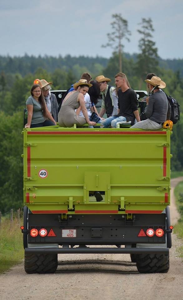 Geju pāris ierodas Latvijā. Šova Lauku sēta zvaigzne Ingars uz dzimteni atved un atrāda savu mīļoto puisi Oliveru (Bilde 1)