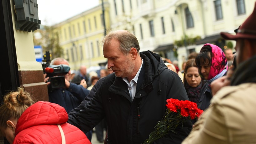 Visa Maskava raud. Slavenību zieds atvadās no 'Divpadsmit krēslu' režisora Marka Zaharova (Bilde 1)