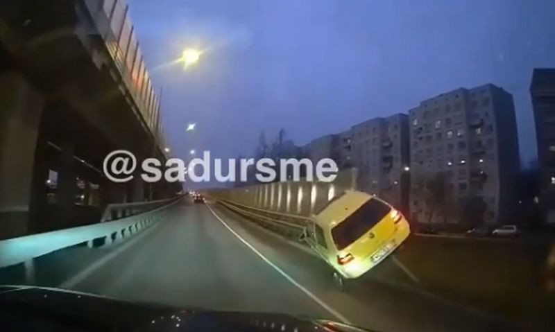 Mobilais telefons pie stūres! Lūk, rezultāts: nofilmēta traka avārija uz Dienvidu tilta (Bilde 2)