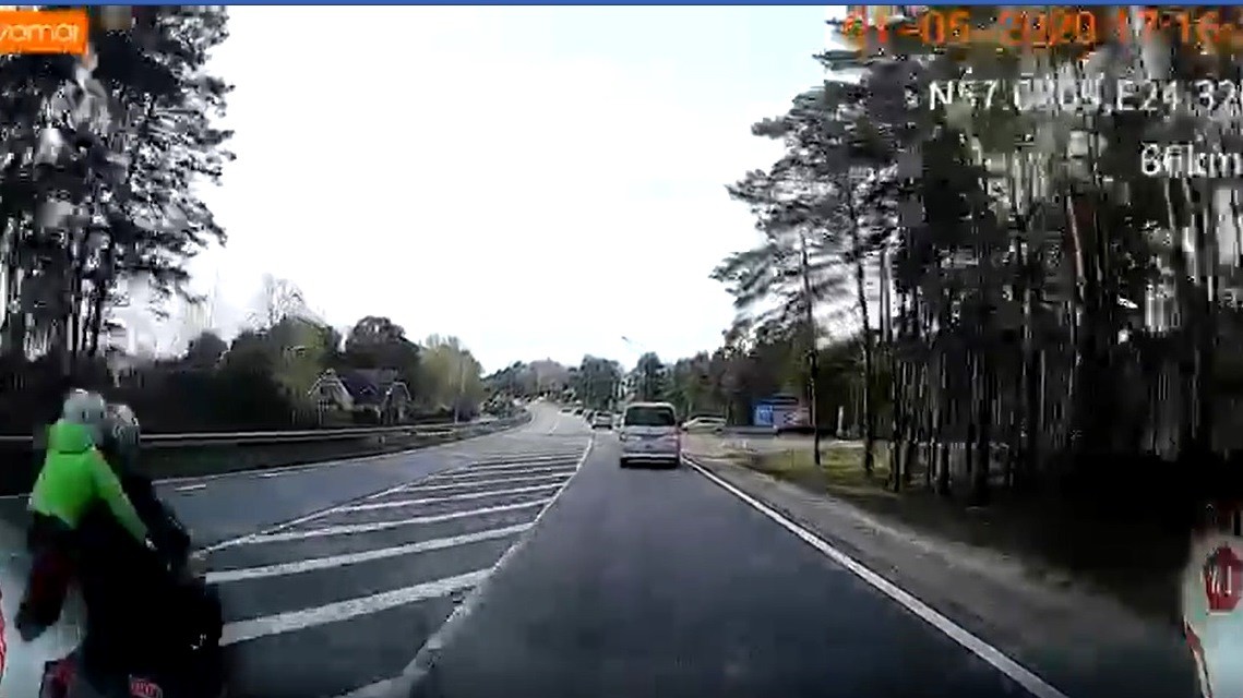 Smaga autokatastrofa krustojumā Baltezers-Alderi. Cilvēki uz moča smagi triecas pret asfaltu. FOTO/VIDEO (Bilde 1)