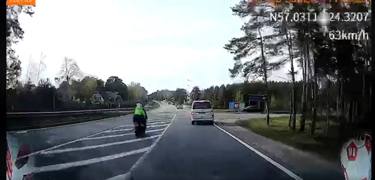 Smaga autokatastrofa krustojumā Baltezers-Alderi. Cilvēki uz moča smagi triecas pret asfaltu. FOTO/VIDEO (Bilde 2)