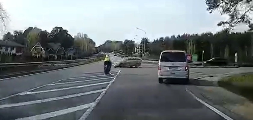 Smaga autokatastrofa krustojumā Baltezers-Alderi. Cilvēki uz moča smagi triecas pret asfaltu. FOTO/VIDEO (Bilde 3)