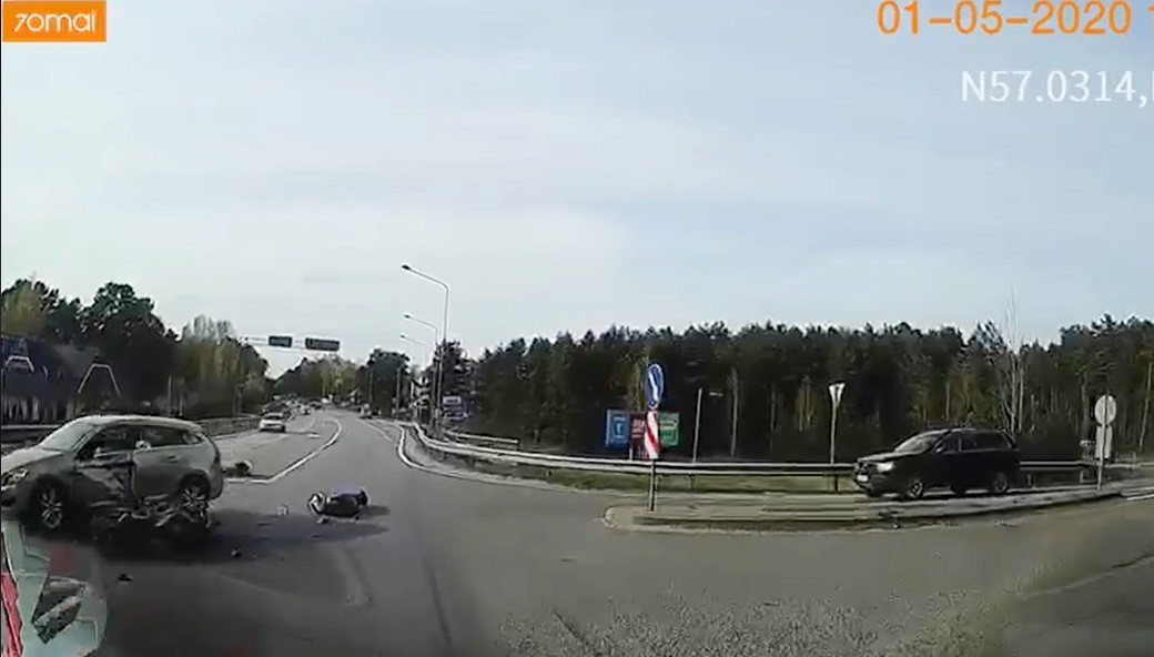 Smaga autokatastrofa krustojumā Baltezers-Alderi. Cilvēki uz moča smagi triecas pret asfaltu. FOTO/VIDEO (Bilde 4)
