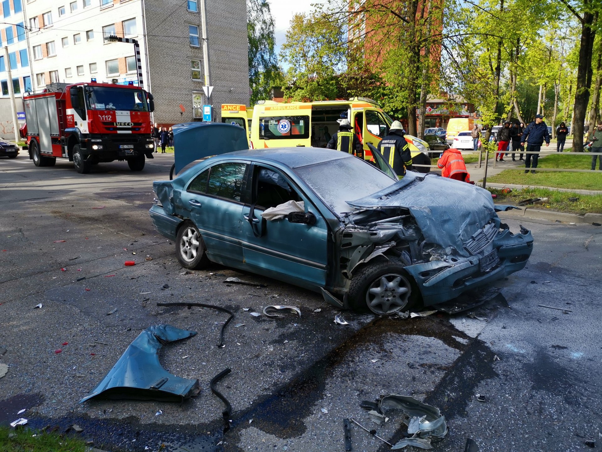Publicējam liktenīgo autokatastrofas video, kā pārdzēries Mercedes vadītājs ietriecas 15. maršruta trolejbusā Ķengaragā (Bilde 2)