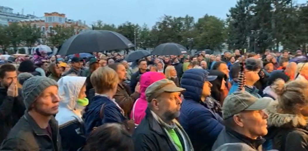 Kā siļķes mucā! Rīgas maratonu atceļ, bet Gobzema balagānā ļauj plecu pie pleca spiesties simtiem cilvēku  (Bilde 1)