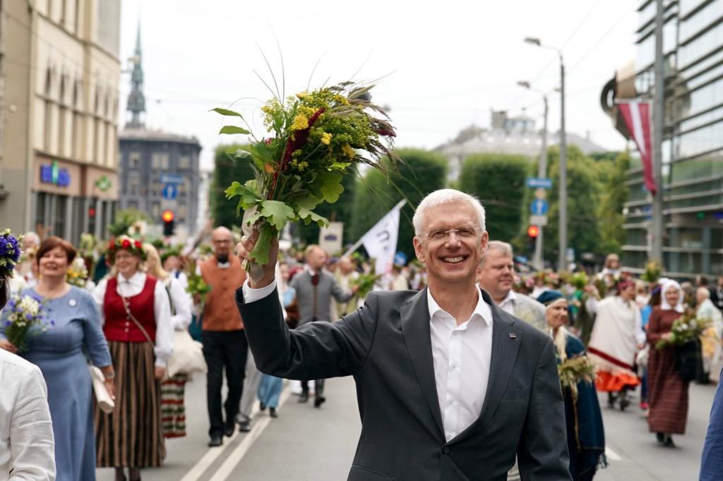 Ekskluzīvs! Žurnālists tiešraidē sabļauj un iedzen stūrī premjeru Kariņu (Bilde 2)