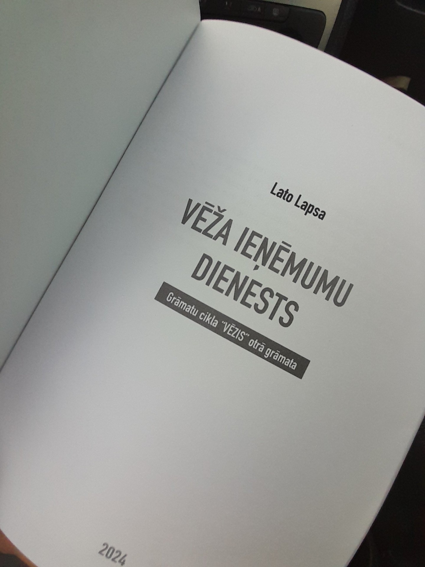 Skandalozi! Grāmatnīcās nonācis „Vēža ieņēmumu dienests”, kas detalizēti atklāj, kā darbojas viena no Latviju pārņēmušajām vēža metastāzēm (Bilde 4)