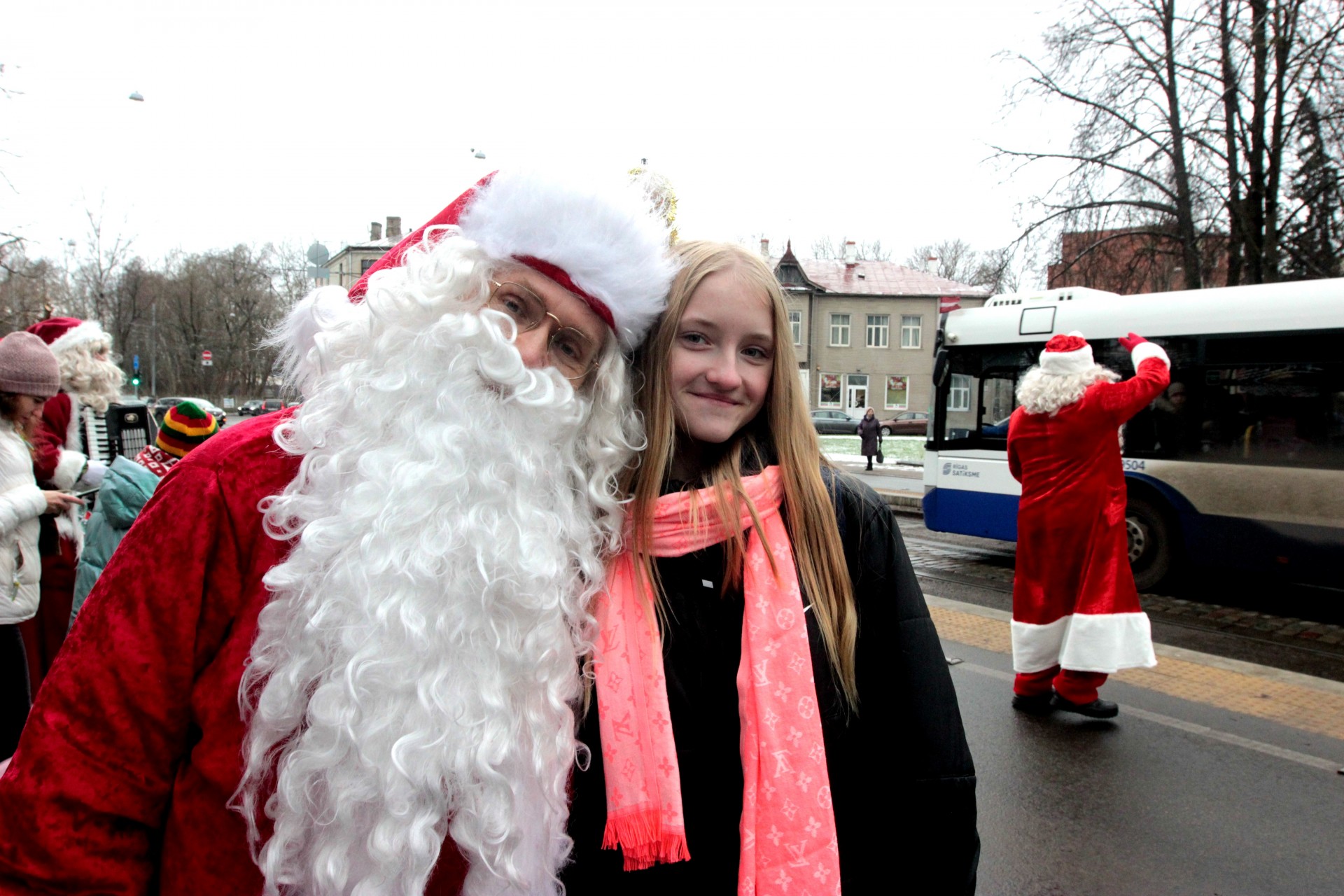 Baltijas Ziemassvētku vecīšu salidojuma vadītāji Sandijs Krastiņš un Ainārs Ašaks ielūdz vecākus un bērnus Doma laukumā 8. decembrī (Bilde 4)