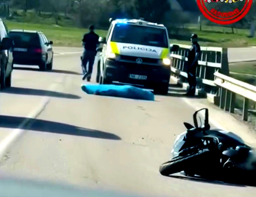 Mediķi izmisīgi cenšas glābt. Letāla avārija uz tilta Rēzeknē. VIDEO (Bilde 3)