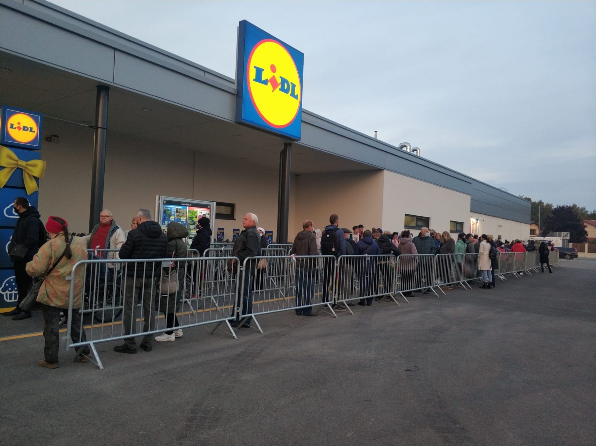 Zināms, kurā LIDL veikalā var iegādāties garšīgas maizītes kopā ar dzīviem tarakāniem (Bilde 4)