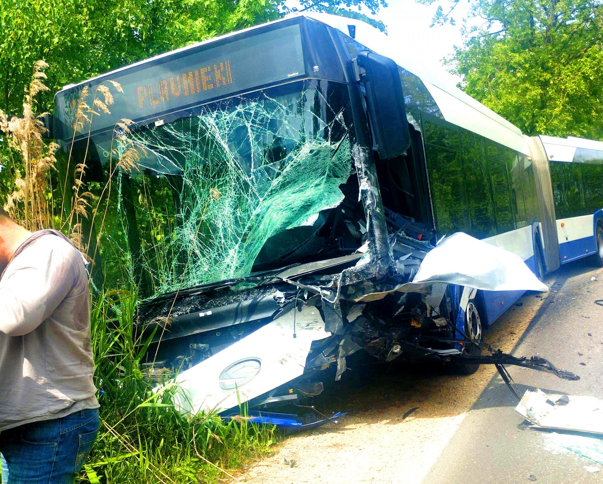 FOTO. Līdz asarām… Rīgas Satiksmes 3. autobuss sadragāts lupatās, cietuši cilvēki un nosities šoferis (Bilde 2)