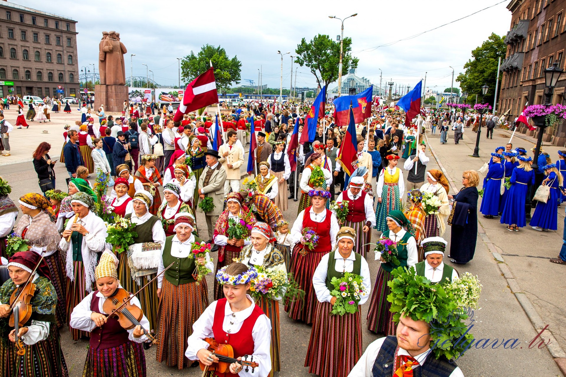 Atrodi video kadros arī sevi! Visu Latvijas kolektīvu Dziesmu un deju svētku gājiens - 45 000 svētku dalībnieki (Bilde 3)