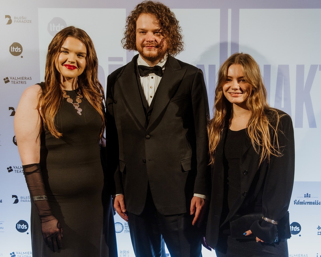 Ar asarām acīs Spēlmaņu nakts labākais aktieris lūdz latviešu tautu glābt skatuves kolēģa Aigara Vilima dzīvību  (Bilde 1)