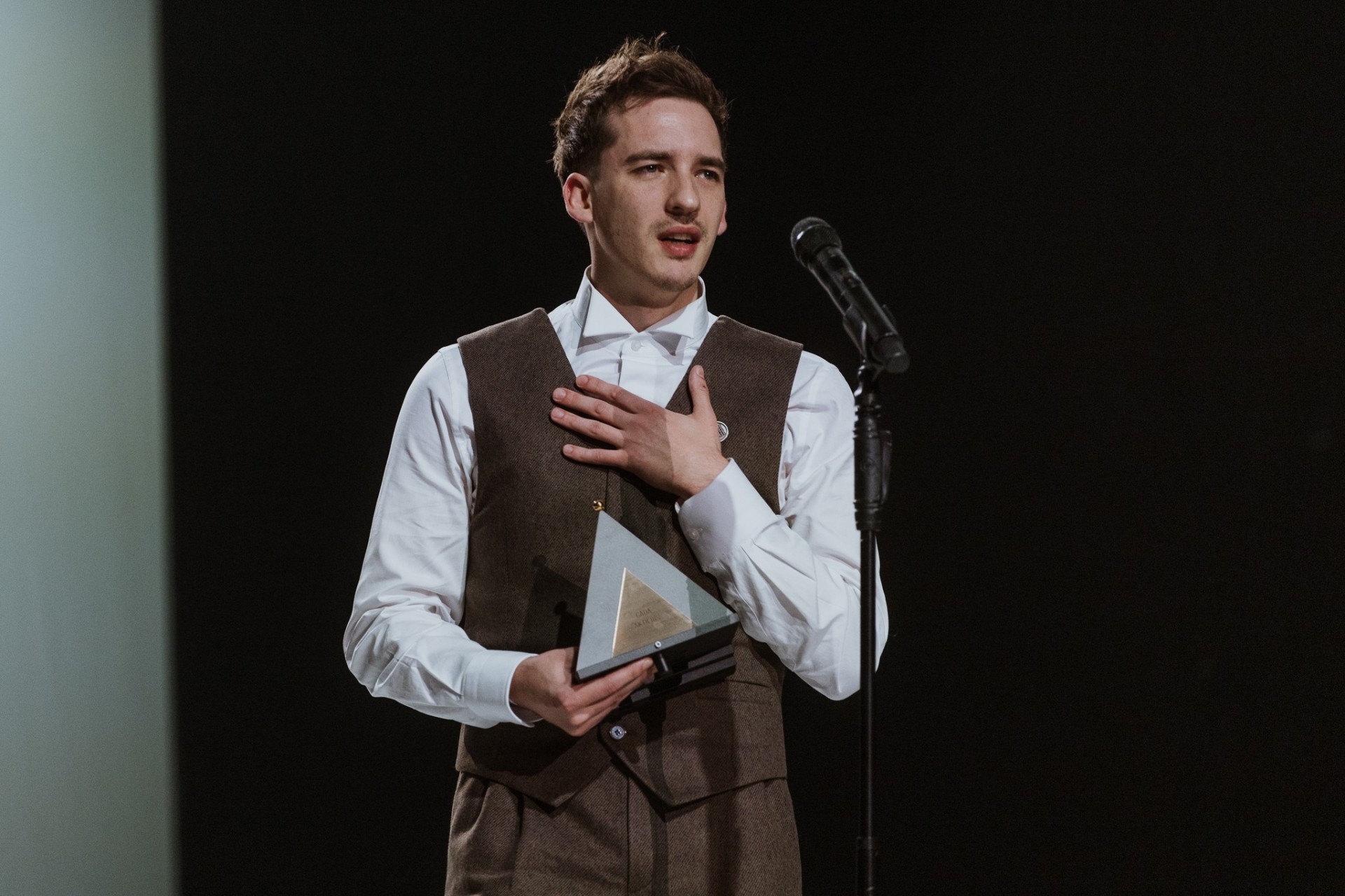 Ar asarām acīs Spēlmaņu nakts labākais aktieris lūdz latviešu tautu glābt skatuves kolēģa Aigara Vilima dzīvību  (Bilde 2)