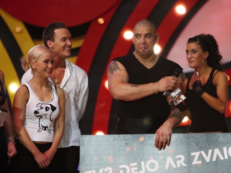 10 000 eiro Abramova un Vidzis ziedos labdarībai (Bilde 1)