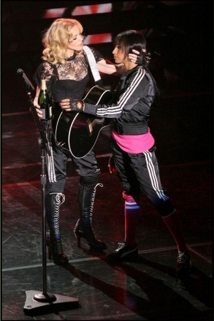 Madonna uzstāšanās laikā atkal skūpstījusies ar sievieti PAPILDINĀTS AR FOTO (Bilde 1)