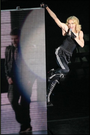 Madonna uzstāšanās laikā atkal skūpstījusies ar sievieti PAPILDINĀTS AR FOTO (Bilde 2)