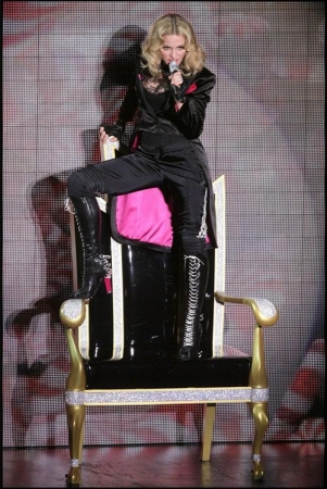 Madonna uzstāšanās laikā atkal skūpstījusies ar sievieti PAPILDINĀTS AR FOTO (Bilde 4)