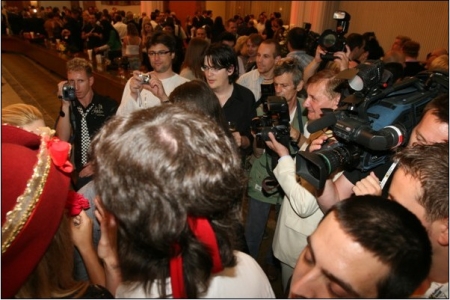 Pasaules žurnālisti stāv garās rindās, lai intervētu Pirātus (Bilde 2)