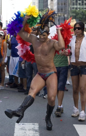 Homoseksuālistu praidā Brazīlijā piedalās vairāk nekā divi miljoni cilvēku (Bilde 1)