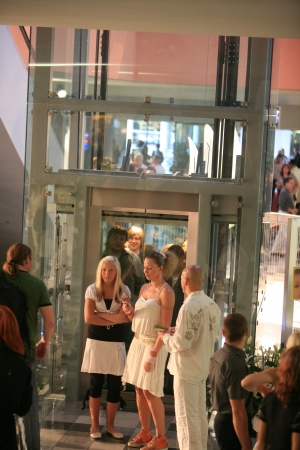 Veikalā SKY 10 gadu jubilejā iestrēgst lifts; Policija aptur koncertu (foto) (Bilde 1)