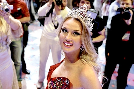 ĢEDERTE konkursā "Mrs. World 2008" paliek bez tituliem (Bilde 2)