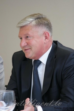 Miljonāram BAŠARINAM naudas un atbalsta trūkums  (Bilde 1)
