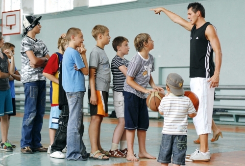 Viens no vislabāk apmaksātajiem basketbolistiem - Jānis Blūms izklaidē bērnus (Bilde 1)