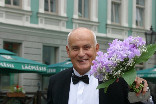 Latvija šodien atvadās no profesora, visu neiroķirurgu tēva dr.Jāņa Ozoliņa (Bilde 1)