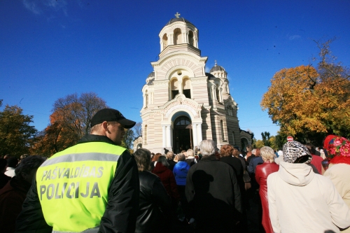 Brīvības iela tik skumja un rāma nav bijusi vēl nekad...Dusiet saldi, Karalien!  (Bilde 1)