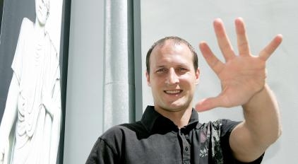 Kaimiņi basketbolisti ievākušies jaunajās mājās (Bilde 1)