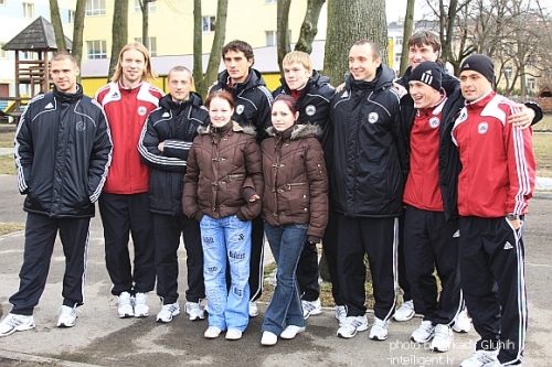 Latvijas izlases futbolisti iepriecina bērnu nama iemītniekus (FOTO) (Bilde 1)