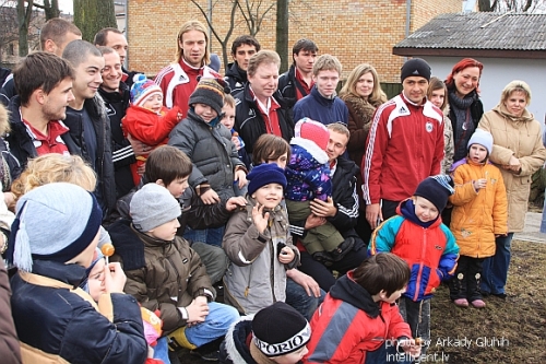 Latvijas izlases futbolisti iepriecina bērnu nama iemītniekus (FOTO) (Bilde 3)