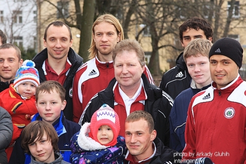 Latvijas izlases futbolisti iepriecina bērnu nama iemītniekus (FOTO) (Bilde 4)
