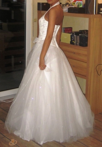 ZAHAROVA mēģina notirgot kāzu kleitu (FOTO) (Bilde 1)