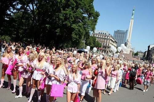 Blondīņu gājienā piedalās vairāki simti dalībnieču (FOTO, VIDEO) (Bilde 3)