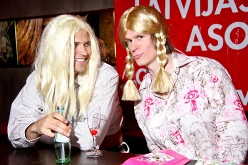 Montas ZUKES draudziņš kļuvis sievišķīgi blonds (FOTO) (Bilde 2)