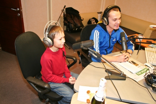 PIK 100FM rīta šova vadītājiem uzradušies bērni  (Bilde 1)