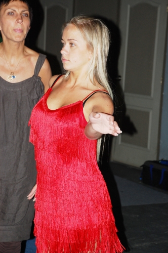 AISHAI atkal nedienas ar sarkano kleitu (FOTO) (Bilde 2)