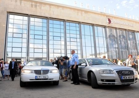 Pugačovu Rīgā sagaida fanu un žurnālistu pūlis (Bilde 4)