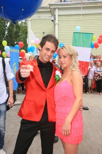 Aishu aizkulisēs nēsā uz rokām; Viņai patīk Itālijas solists :)) FOTO (Bilde 4)