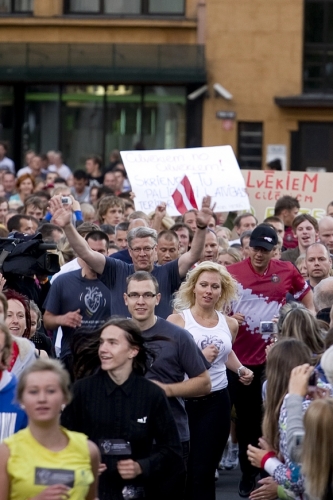 Rīgas mēru Nilu Ušakovu grimē pēc skriešanas (FOTO) (Bilde 1)