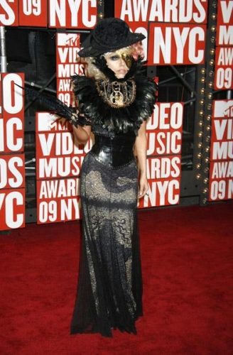 Lady GaGa MTV mūzikas video balvas pasniegšanas laikā „noasiņojusi” FOTO+VIDEO (Bilde 1)