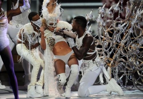 Lady GaGa MTV mūzikas video balvas pasniegšanas laikā „noasiņojusi” FOTO+VIDEO (Bilde 4)