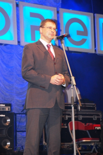 Studenti UŠAKOVAM un DOMBROVSKIM uzrīko paradīzi. Abus izsvilpj (FOTO) (Bilde 1)