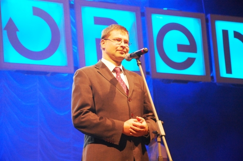 Studenti UŠAKOVAM un DOMBROVSKIM uzrīko paradīzi. Abus izsvilpj (FOTO) (Bilde 2)