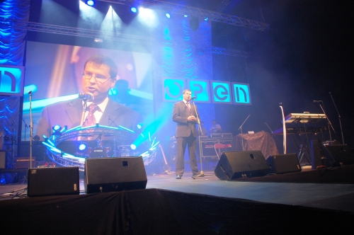 Studenti UŠAKOVAM un DOMBROVSKIM uzrīko paradīzi. Abus izsvilpj (FOTO) (Bilde 4)
