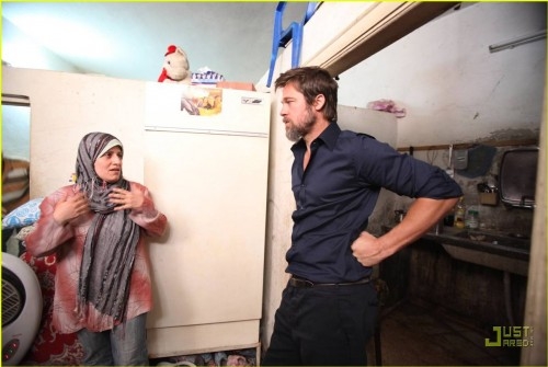 Džolija un Pits apciemo irākiešu bēgļu ģimenes Sīrijā (FOTOREPORTĀŽA) (Bilde 2)
